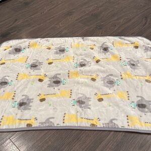 Unbranded lot of 3 baby blankets 1:4